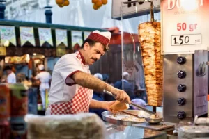 kebabier-preparant-un-kebab-suite-a-un-site-web