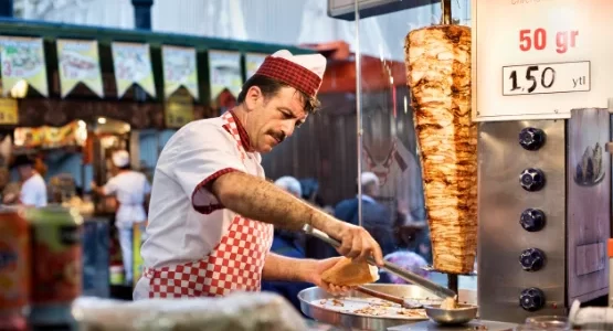 kebabier-preparant-un-kebab-suite-a-un-site-web