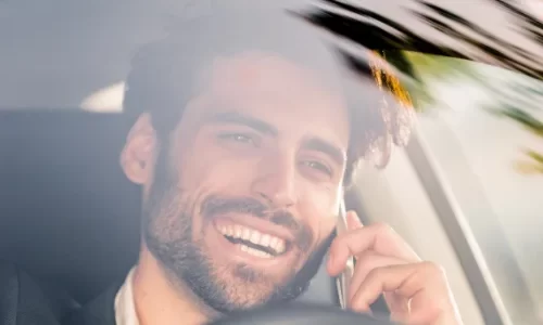 chauffeur-vtc-aix-les-bains-au-telephone-contact