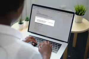 technicien-analysant-probleme-fiche-google-maps-suspendue (2)