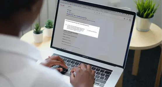 technicien-analysant-probleme-fiche-google-maps-suspendue
