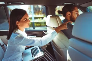femme-montrant-destination-a-chauffeur-VTC-a-Toulouse-passager