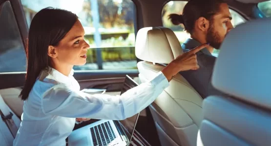 femme-montrant-destination-a-chauffeur-VTC-a-Toulouse-passager