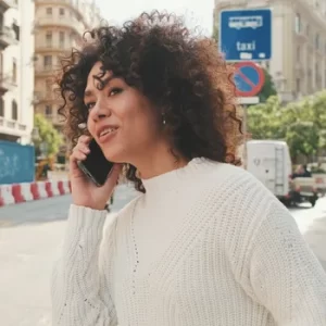 femme-reservant-un-VTC-a-Nice-par-telephone