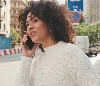 femme-reservant-un-VTC-a-Nice-par-telephone
