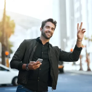 personne-qui-interpelle-un-taxi-pour-un-deplacement-toutes-distances-a-compiegne