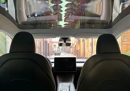 terminal-de-paiement-dans-voiture-electrique-VTC-a-Grasse-pour-paiement-par-CB