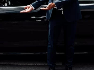 vtc-bordeaux-officiel-accueillant-personne-dans-sa-voiture