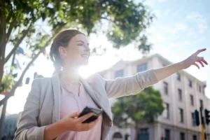 femme-reservant-un-taxi-medoc-par-telephone