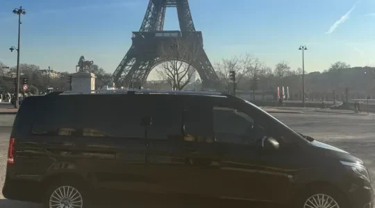 Van Centrale VTC Paris devant la tour Eiffel