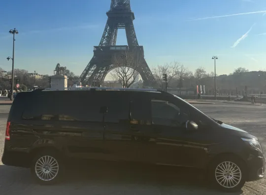 Van Centrale VTC Paris devant la tour Eiffel