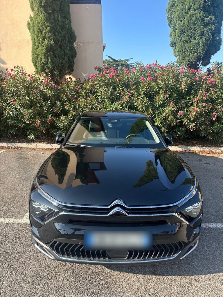 VTC Fréjus cultive un style de route entre port et prestige