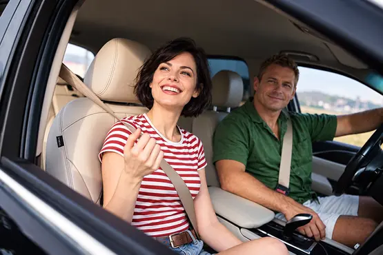 Passagère et conducteur dans une voiture, illustration VTC dans les Ardennes