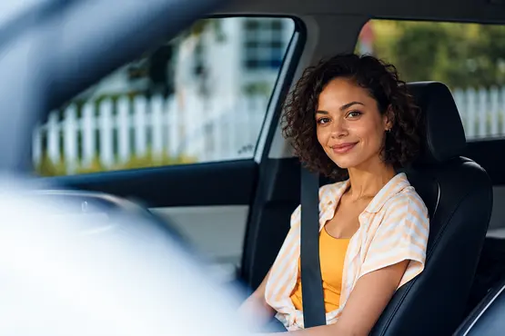Passagère portant une ceinture de sécurité dans une voiture — illustration VTC : Charente-Maritime