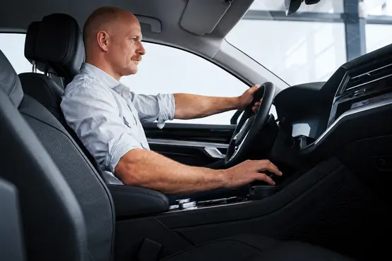 Conducteur au volant dans l’habitacle d’une voiture, illustration VTC dans le Finistère