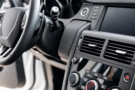 Volant et console centrale d’une voiture, illustration VTC dans l’Orne