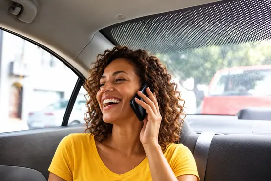 Passagère en haut jaune au téléphone dans une voiture, illustration VTC dans le Pas-de-Calais