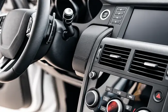 Volant et console centrale d’une voiture, illustration VTC en Haute-Saône