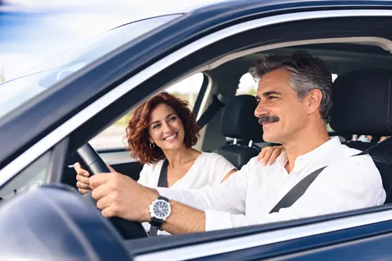Homme au volant et passagère dans une voiture, illustration VTC en Haute-Savoie