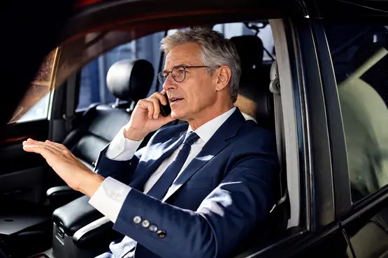 Passager en costume au téléphone dans une voiture — illustration VTC : Vaucluse