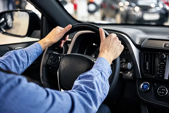 Mains sur le volant et habitacle d’une voiture — illustration VTC : Guadeloupe