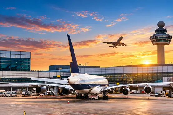 Avions et terminal d’aéroport au coucher du soleil — illustration VTC : Saint-Barthélemy
