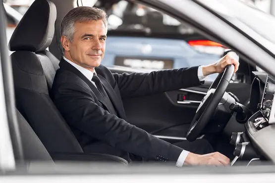 Conducteur en costume au volant d’une voiture — illustration VTC : Nouvelle-Calédonie
